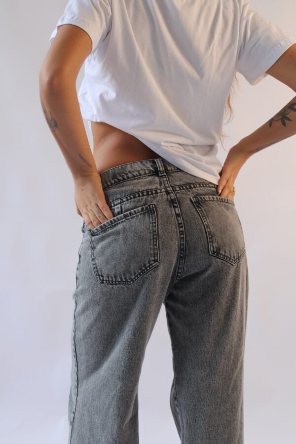 JEAN MOM CON ROTURAS GRIS.- SERENA - Imagen 2