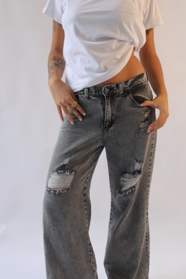 JEAN MOM CON ROTURAS GRIS.- SERENA