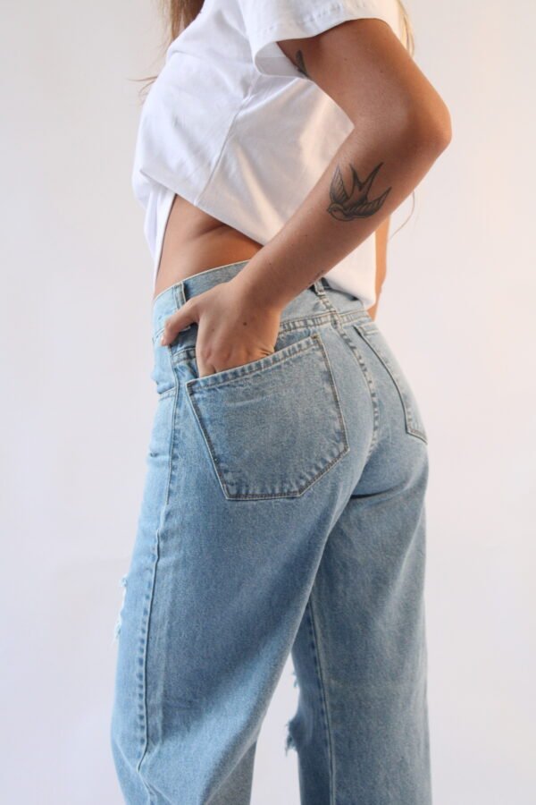 JEAN MOM CON ROTURAS CELESTE.- SERENA - Imagen 2