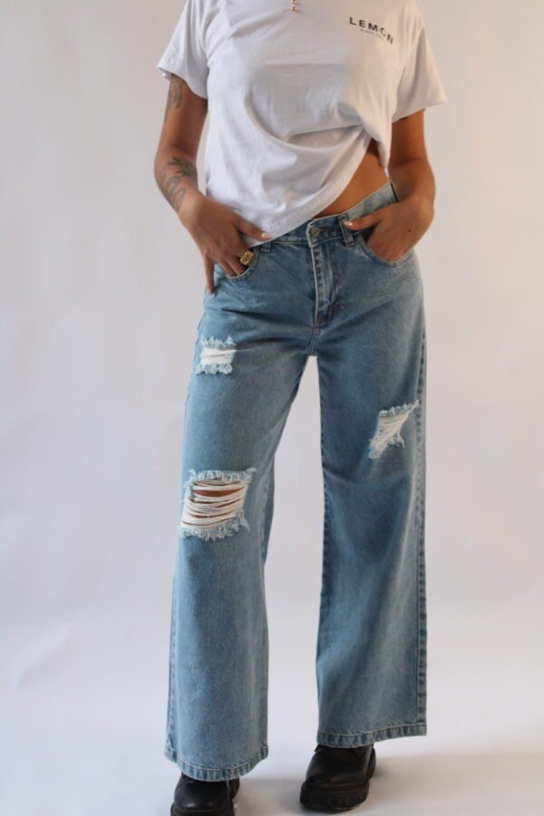 JEAN MOM CON ROTURAS CELESTE.- SERENA